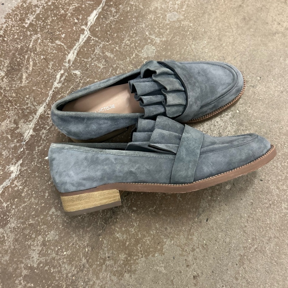 Gray Suede Loafers‎ with Ruffle Detail pour la victoire
